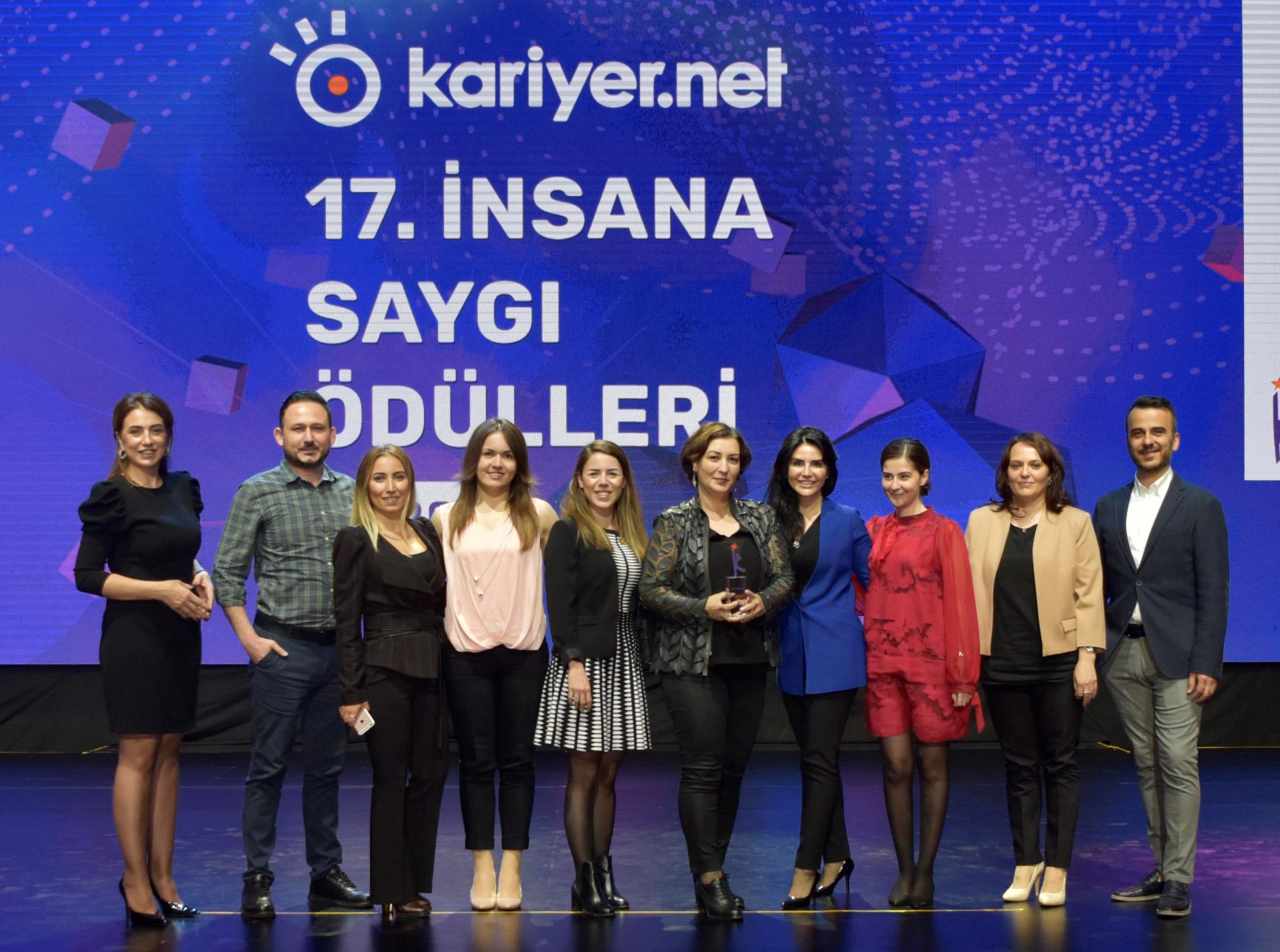 Pharmactive, Kariyer.net'in Düzenlediği İnsan Kaynakları Zirvesi'nde "İnsana Saygı Ödülü"nü Almaya Hak Kazandı image