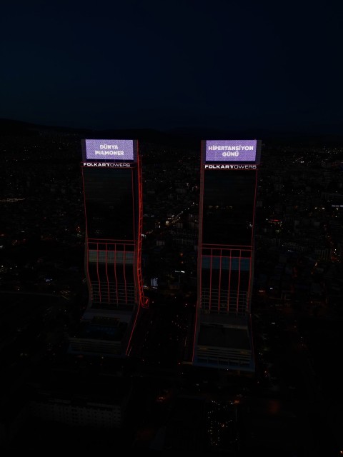 Humanis, 5 Mayıs Dünya PAH Günü’nde  İzmir Folkart Towers’ı Işıklandırdı image